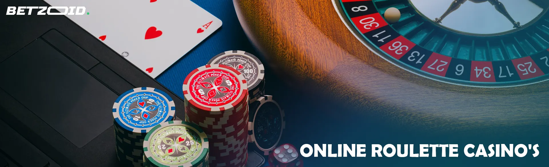 Roulettewiel en kaarten naast casinofiches.