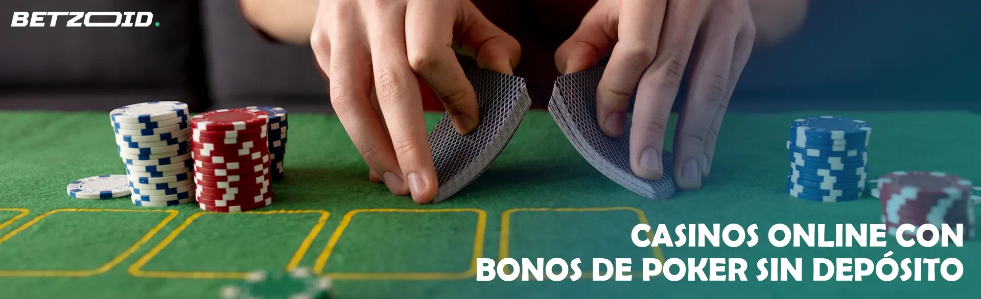El jugador baraja las cartas junto a las fichas del casino.