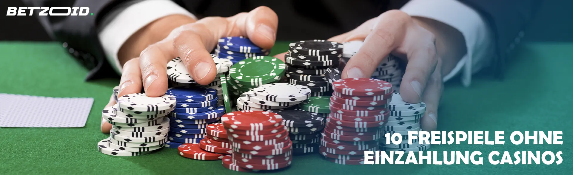 Ein Spieler hält Chips auf einem Casinotisch in seinen Händen.