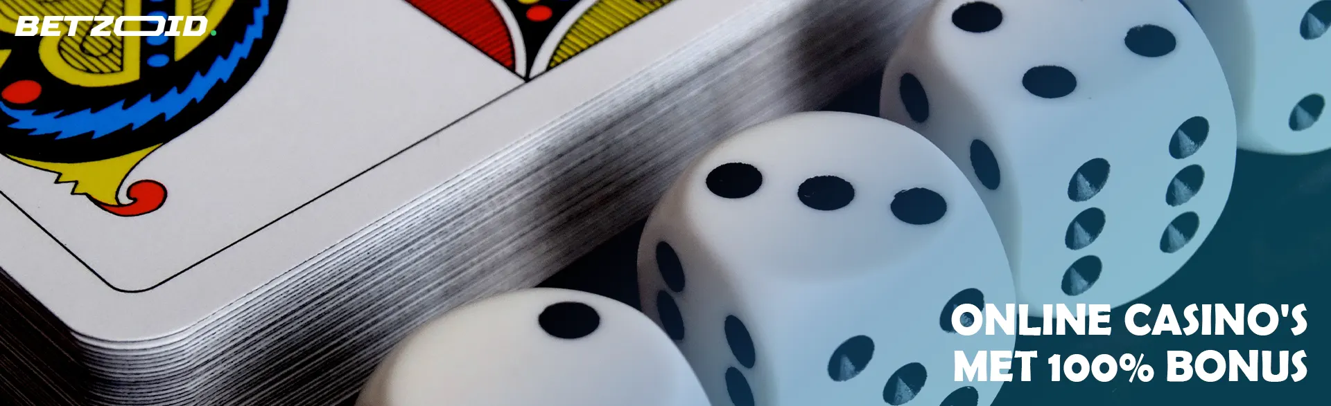 Dobbelstenen naast een kaartspel.