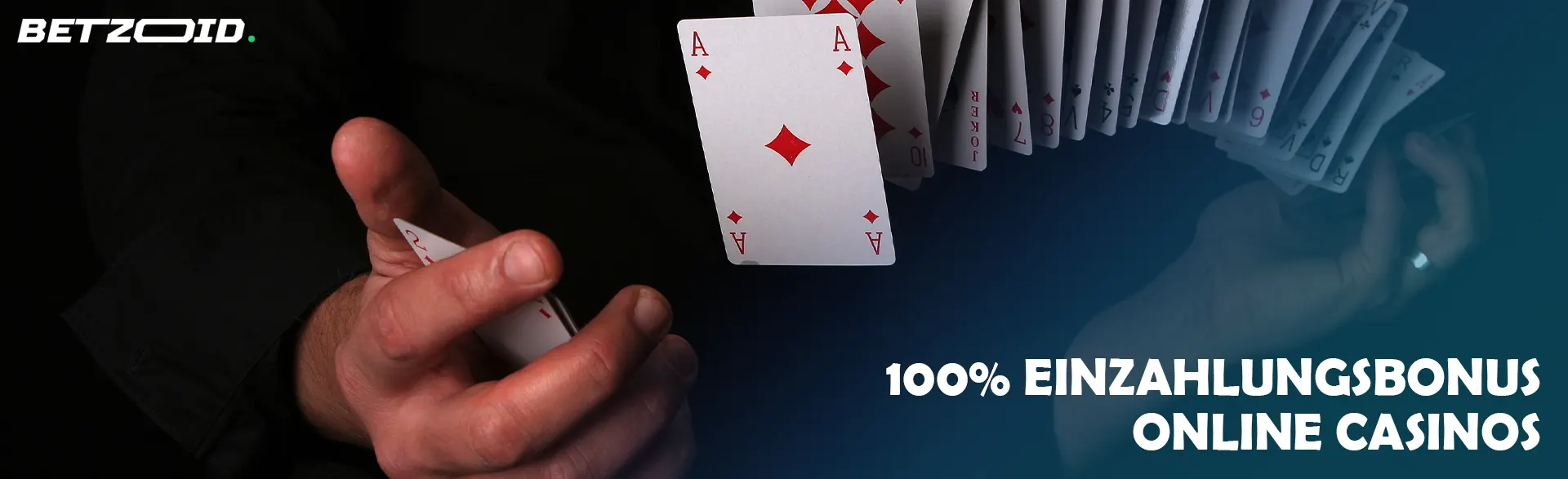 Ein Mann mischt Karten auf dunklem Hintergrund.