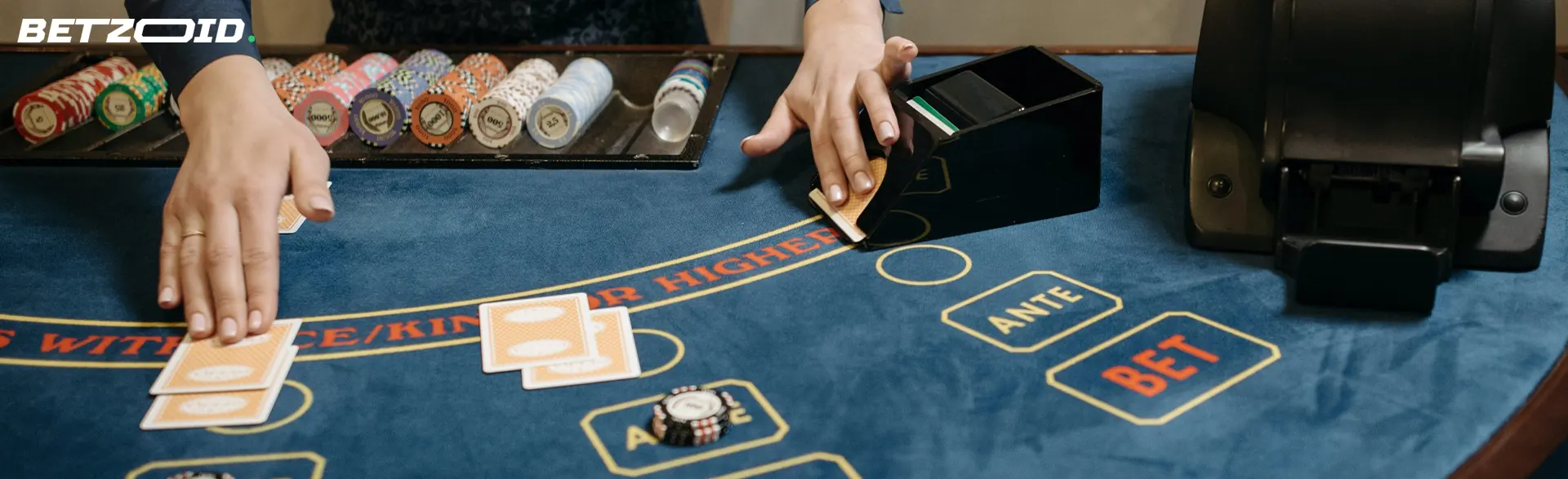 Der Croupier legt die Karten auf dem Casinotisch aus.