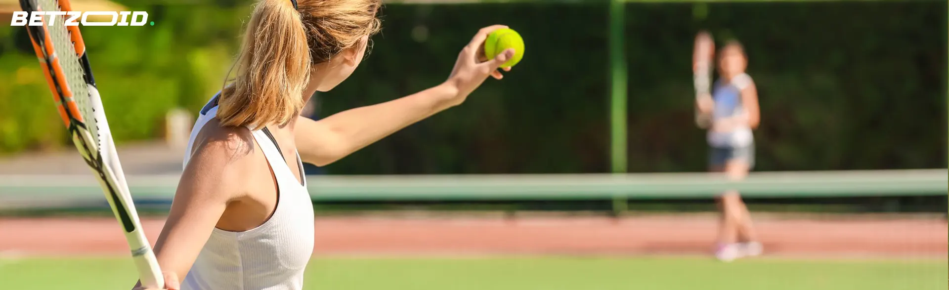 Ein Tennisspieler bereitet sich auf den Schlag vor.