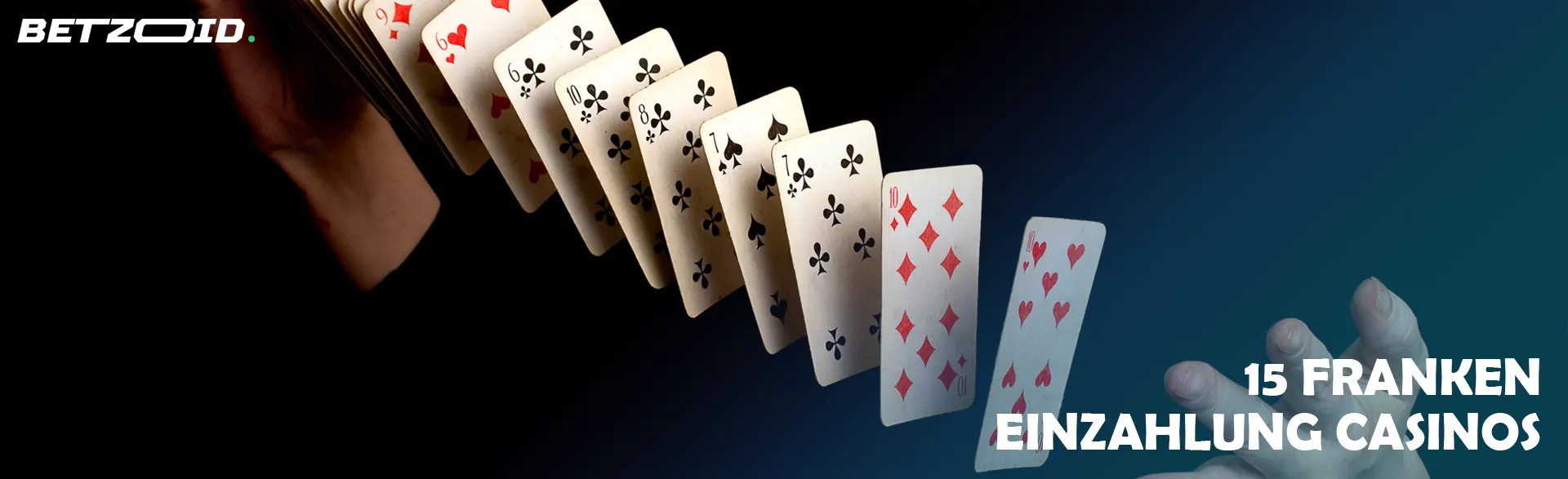 Ein Mann mischt Karten auf dunklem Hintergrund.