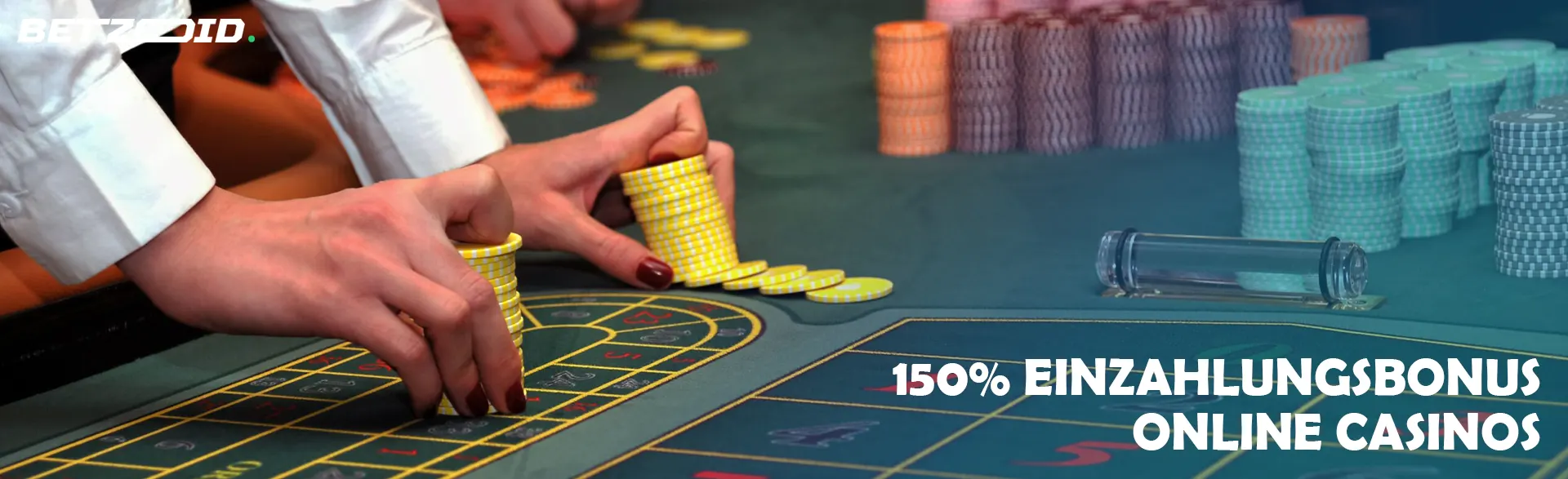 Ein Spieler hält Chips auf einem Casinotisch.