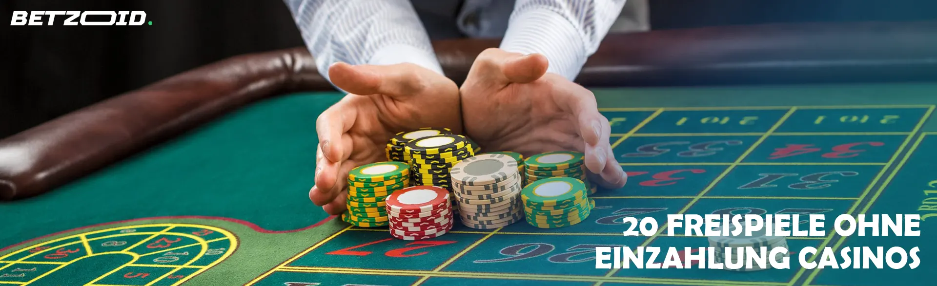 Ein Spieler hält Chips auf einem Casinotisch.