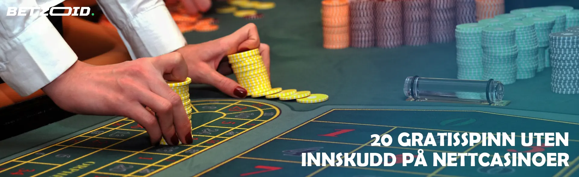 En spiller holder sjetonger på et kasinobord.