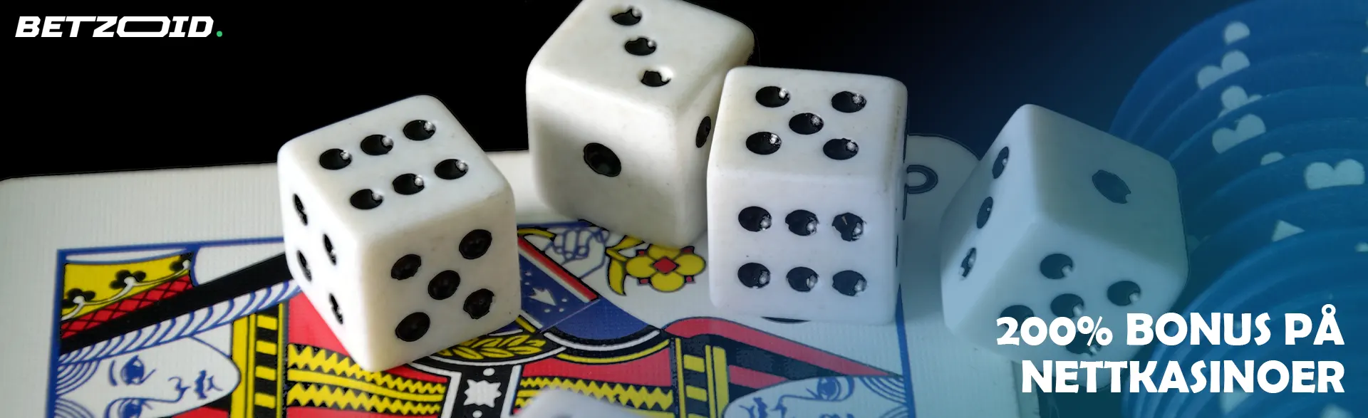 Terninger og kasinosjetonger ligger på kortene.