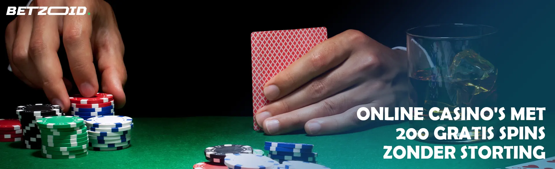 Een speler houdt kaarten vast naast casinofiches en een drankje in een glas.