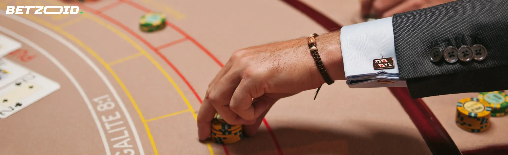 Een speler plaatst fiches op de casinotafel.