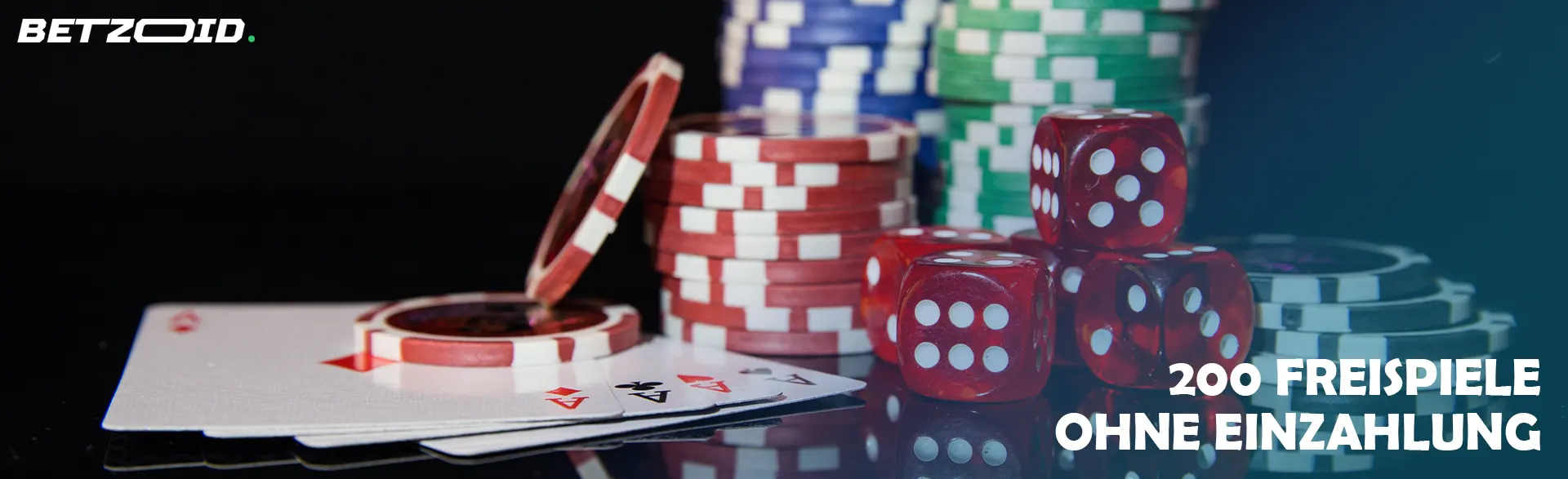 Karten, Casino-Chips und Würfel auf dunklem Hintergrund.