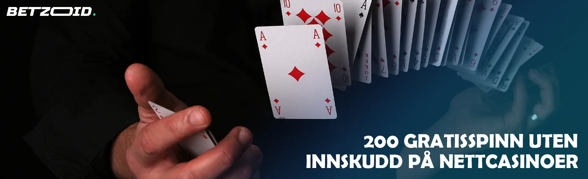 En mann stokker kort mot en mørk bakgrunn.