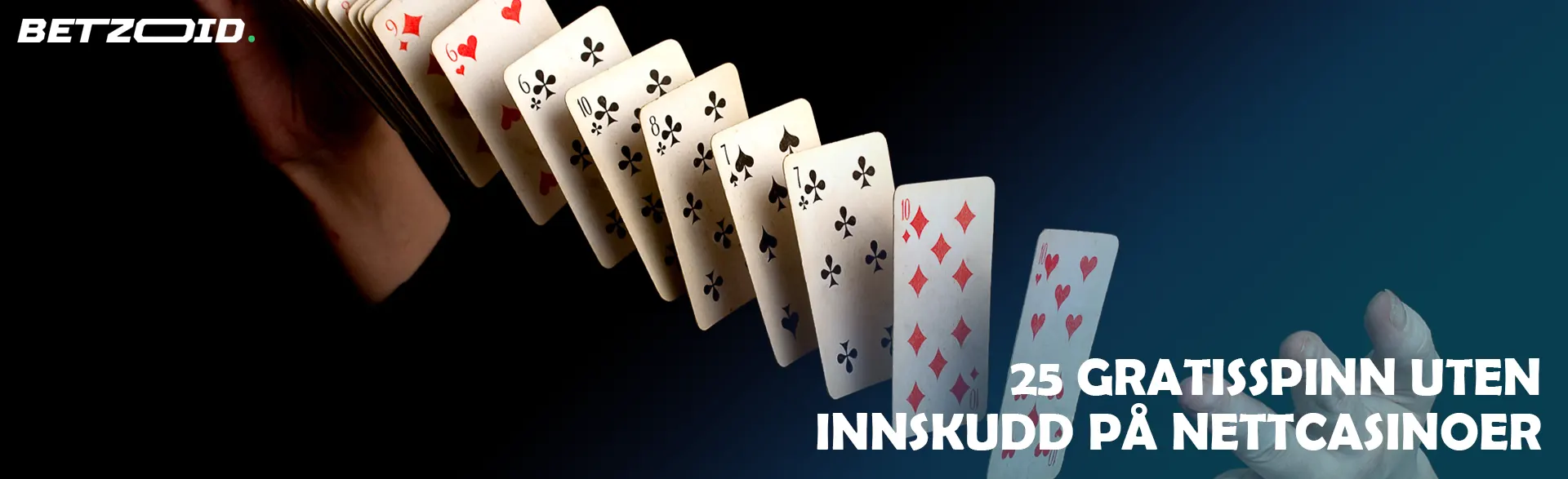 En mann stokker kort mot en mørk bakgrunn.