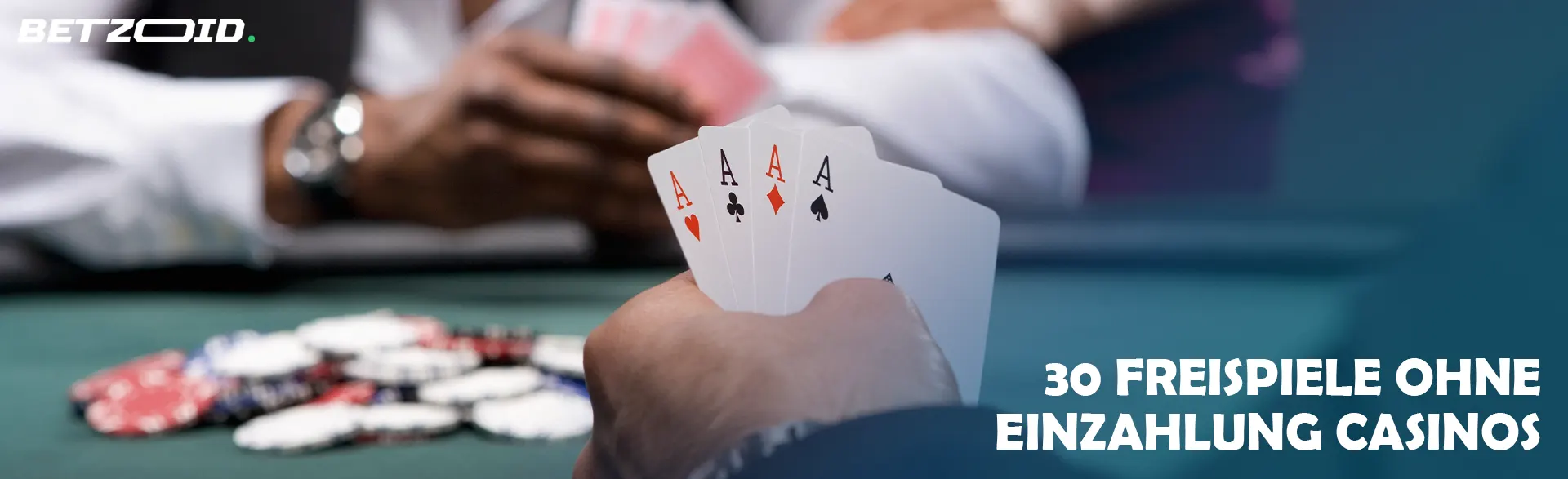 Spieler hält Karten auf dem Hintergrund des Casinotisches.