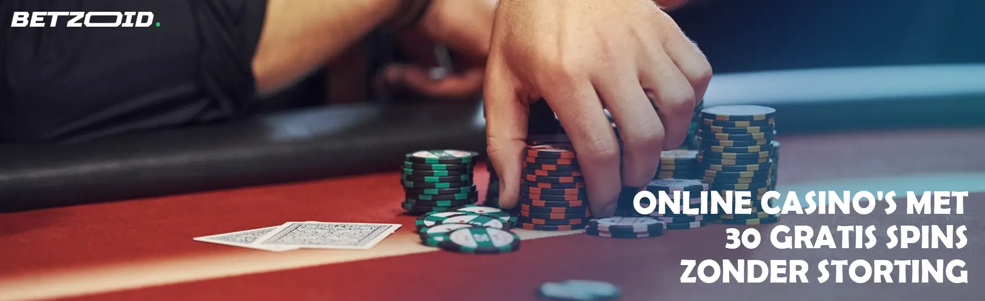 Een speler houdt fiches vast aan een casinotafel.