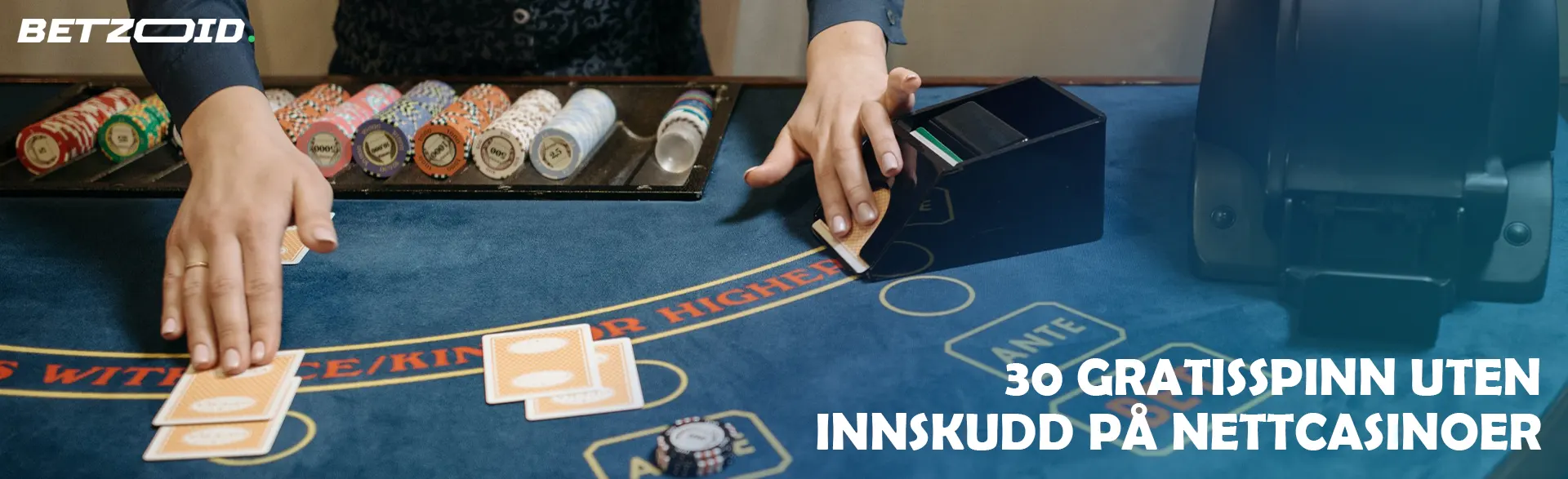 Croupieren legger ut kortene på kasinobordet.