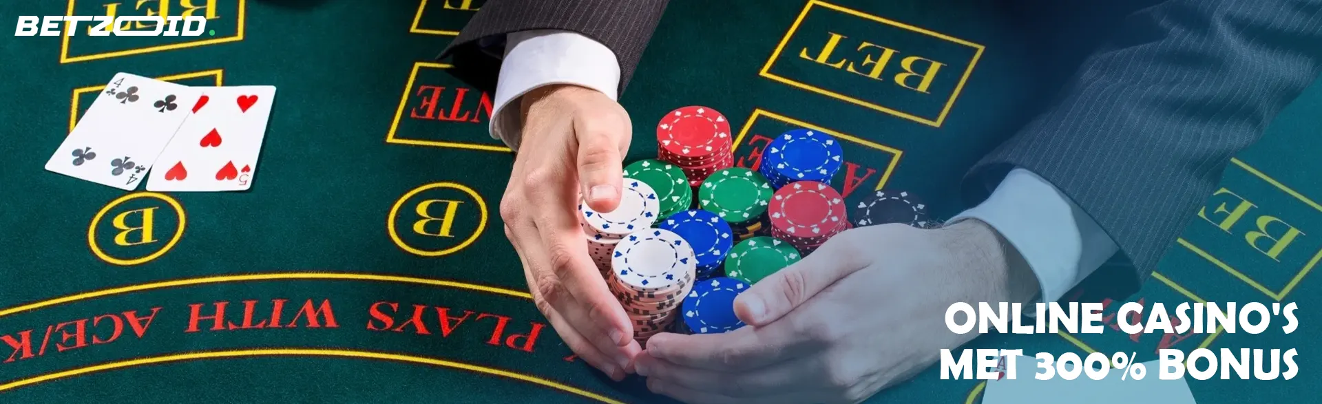 Een speler houdt een stapel fiches vast op een casinotafel.