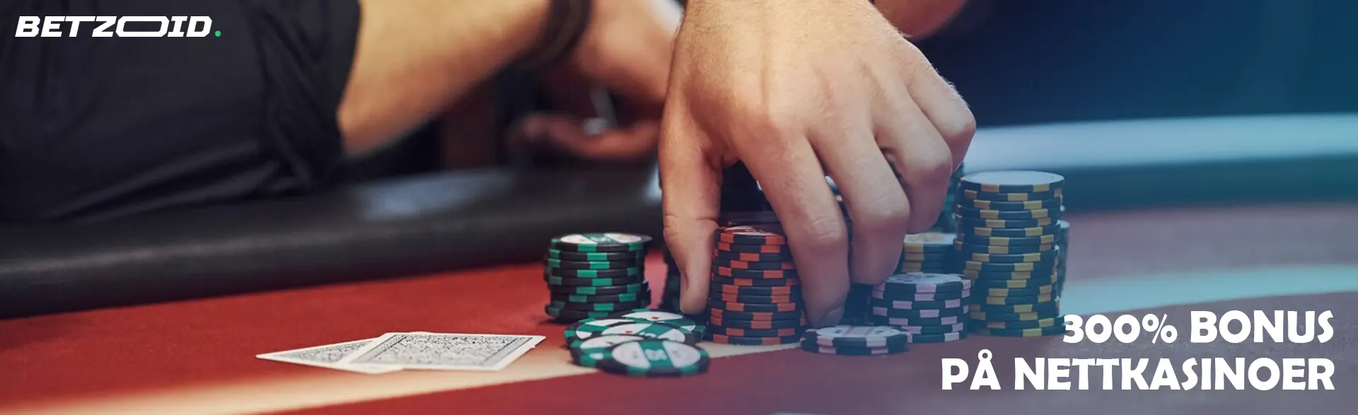 En spiller holder sjetonger på et kasinobord.