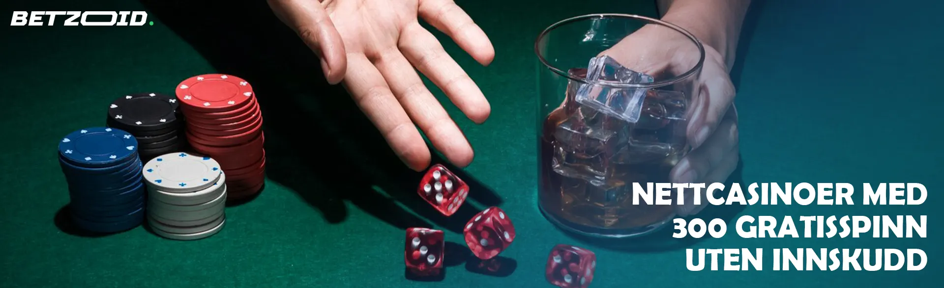 En spiller kaster terninger ved siden av kasinosjetonger og en drink i et glass.