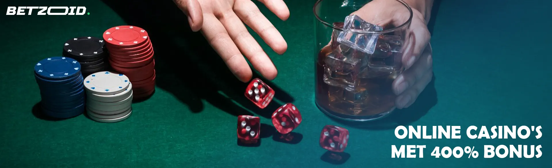 Een speler gooit dobbelstenen naast casinofiches en een drankje in een glas.