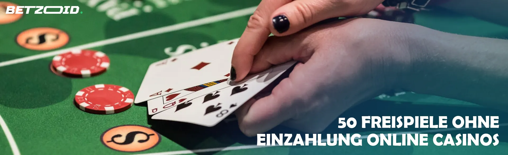 Ein Spieler hält Karten auf einem Casinotisch.
