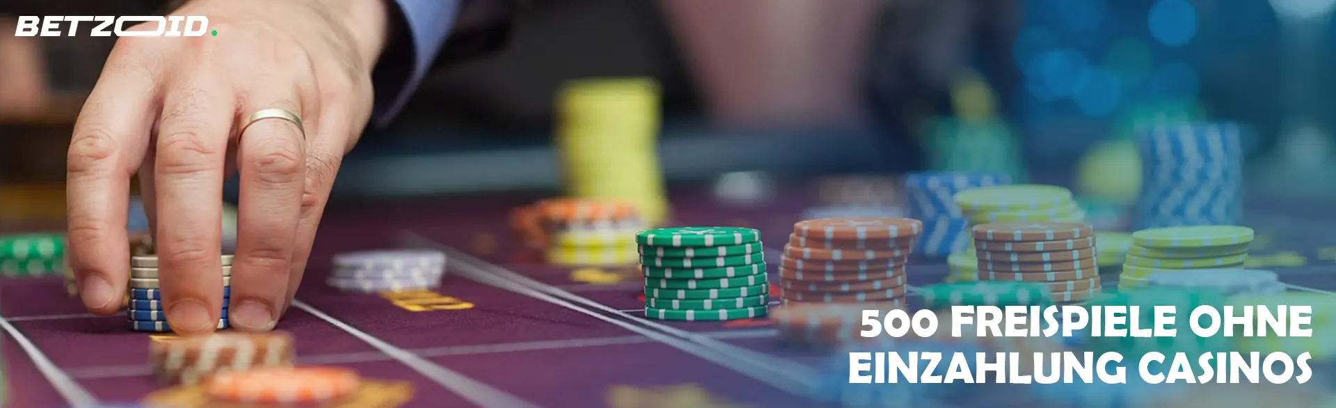 Ein Spieler legt Chips auf den Casinotisch.