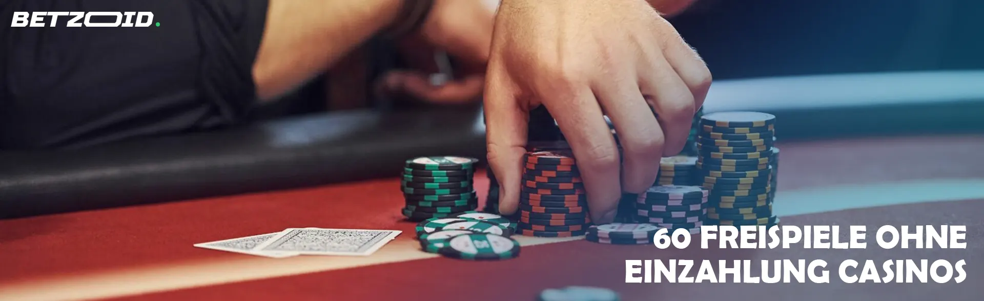 Ein Spieler hält Chips auf einem Casinotisch.