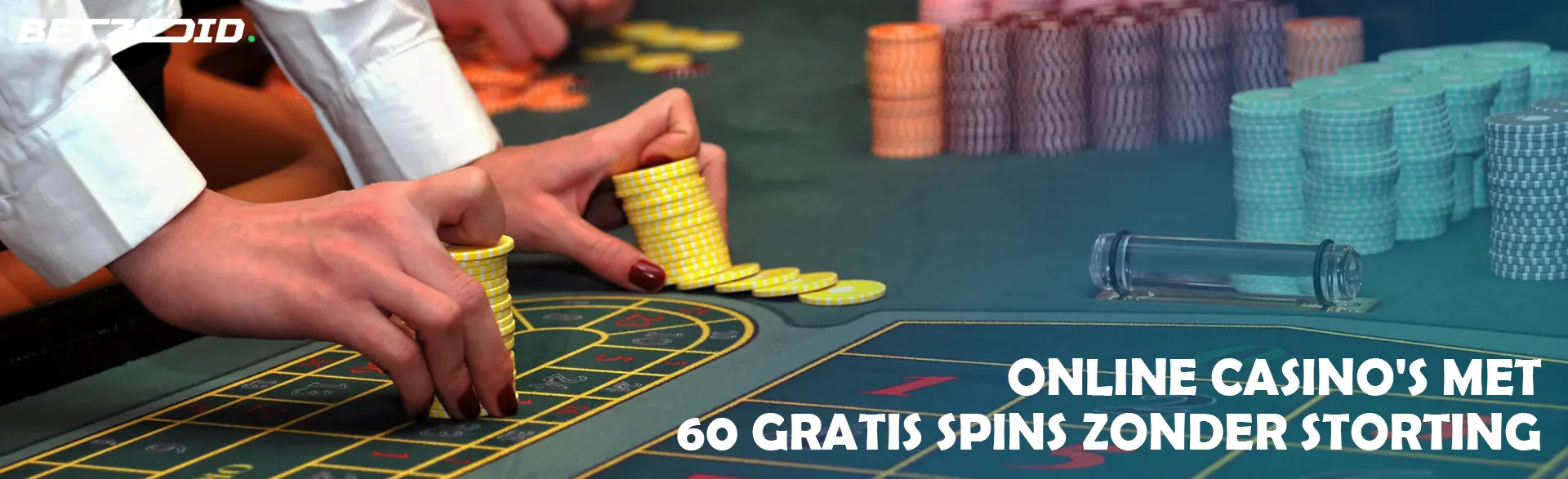 Een speler houdt fiches vast op een casinotafel.