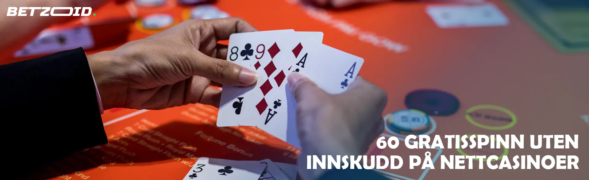 En gambler holder kort på et kasinobordbakgrunn.