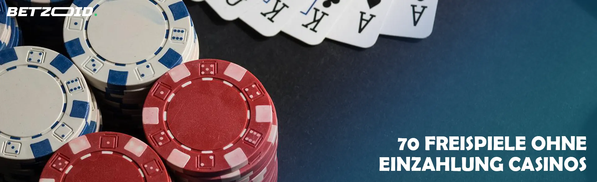 Karten neben Casino-Chips.