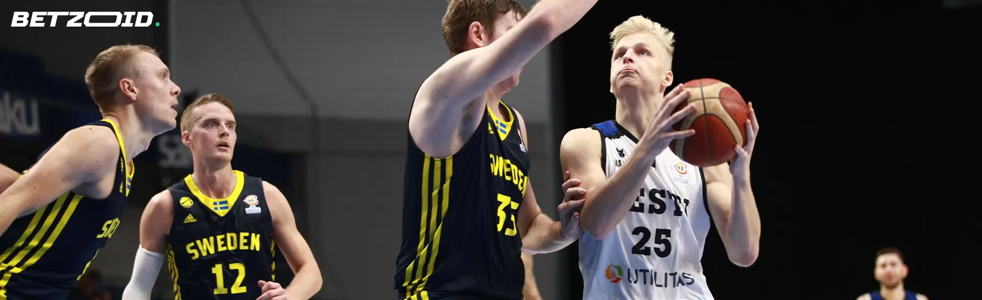 Basketspelare slåss om bollen under en match.