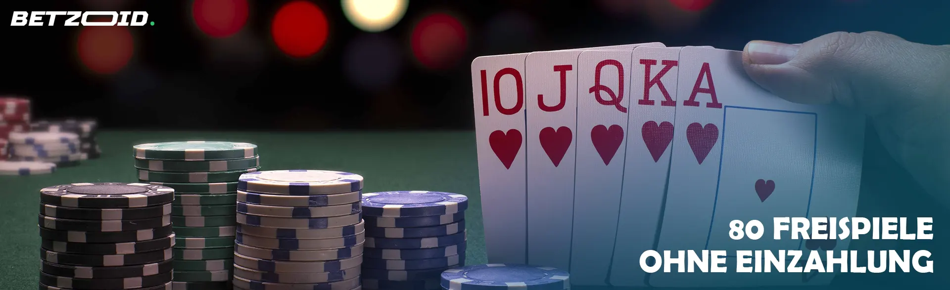 Der Spieler hält Karten neben Casino-Chips.