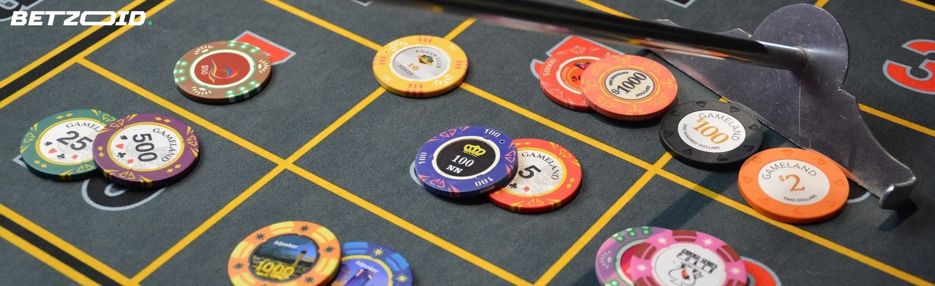 Veelkleurige fiches op een casinotafel.