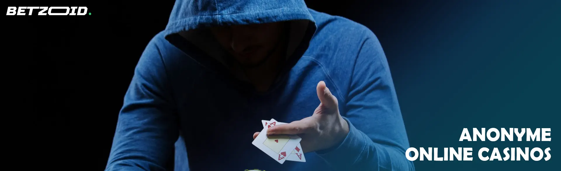 Ein Spieler mit Kapuze hält Karten.