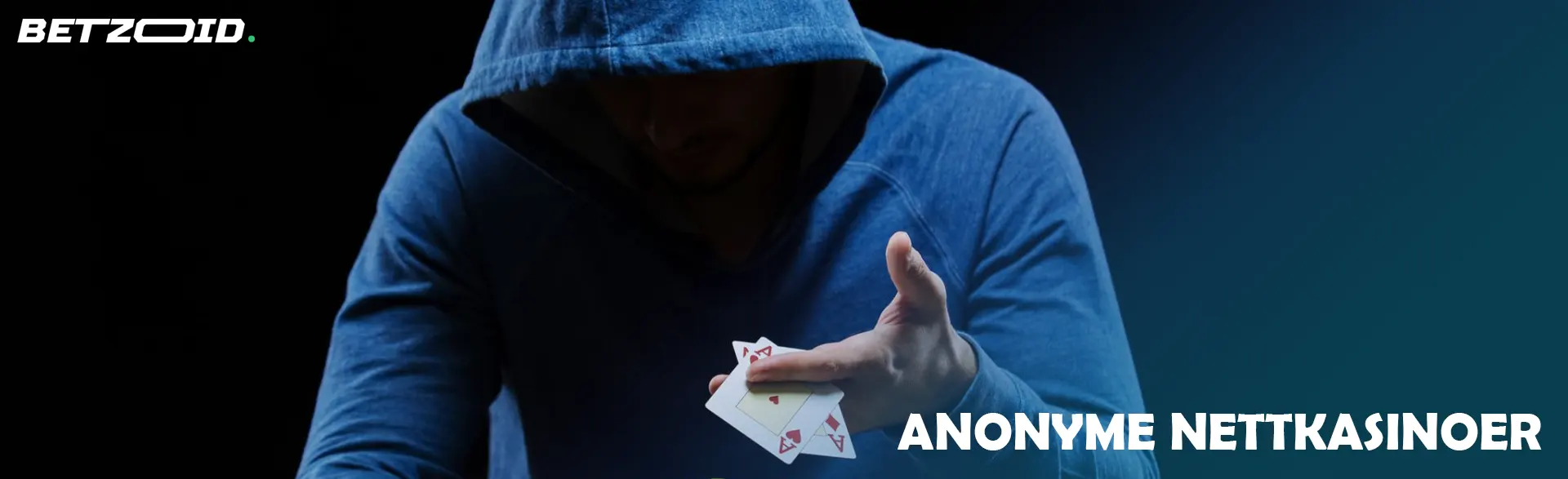 En spiller i en hette holder kort.