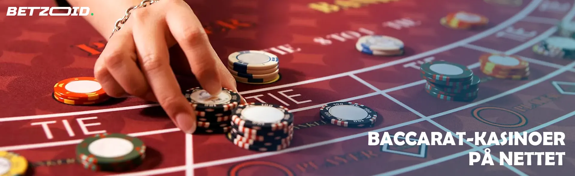 En spiller plasserer sjetonger på bordet mens han spiller baccarat.