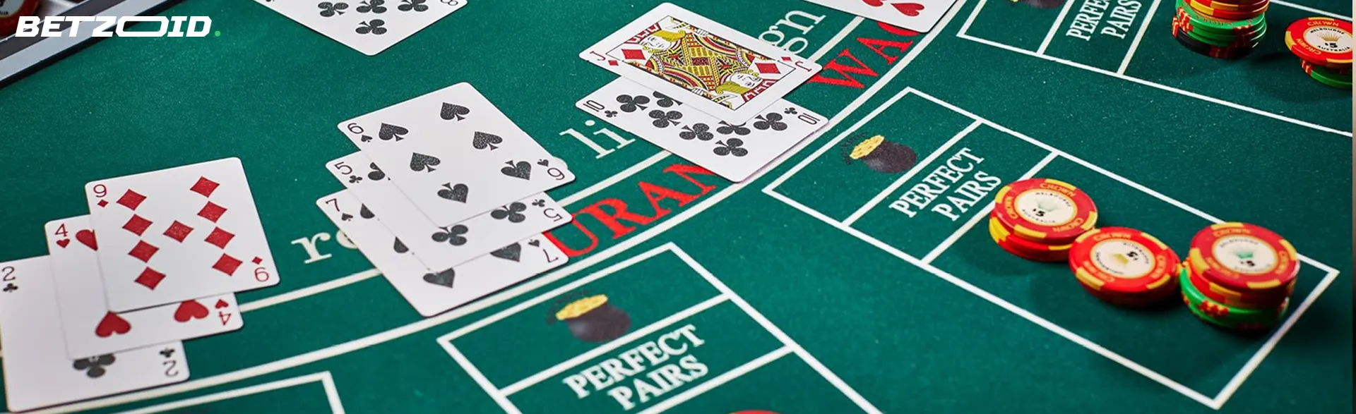 Kort og sjetonger pÄ et baccaratbord.