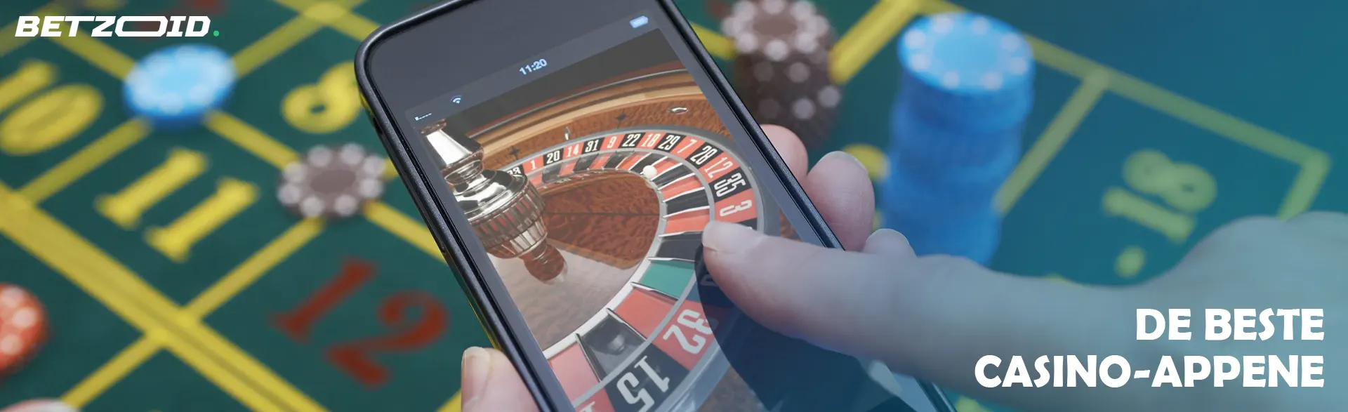 Spiller som holder smarttelefon med online rulett på kasinobordbakgrunn.