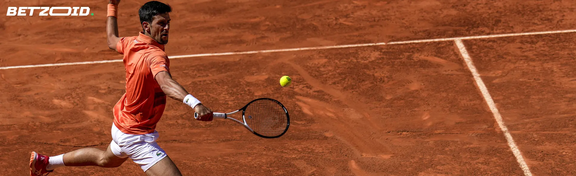Ein Tennisspieler versucht, den Ball zu schlagen.