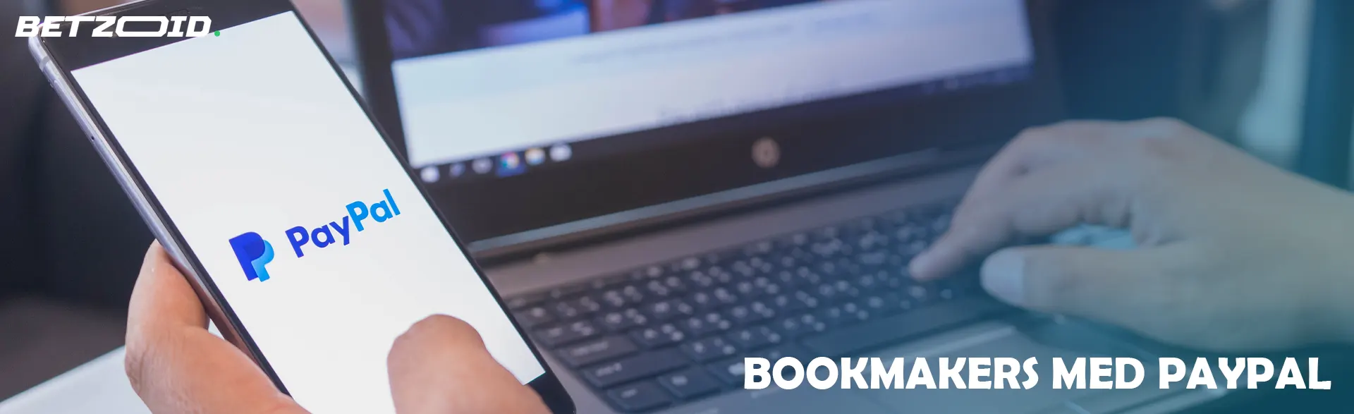 Smartphone med PayPal-logotypen i mänskliga händer.