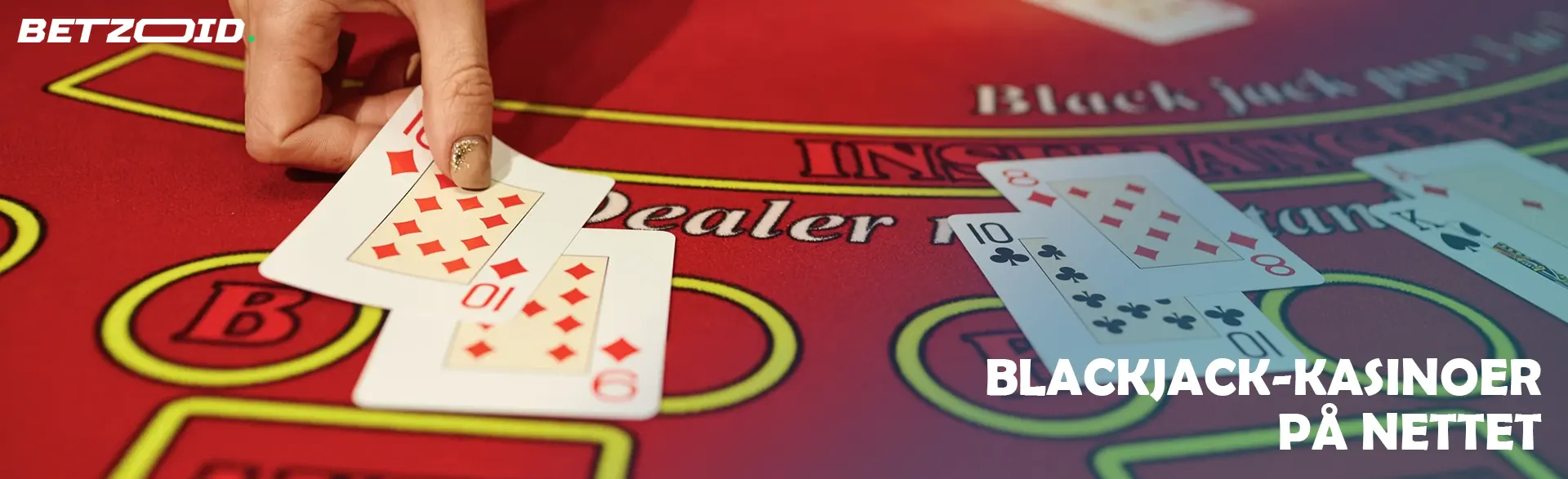 Spilleren plasserer kortene på kasinobordet.