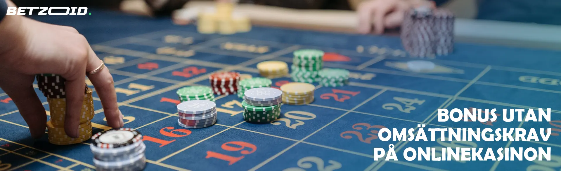 En spelare placerar marker på kasinobordet.