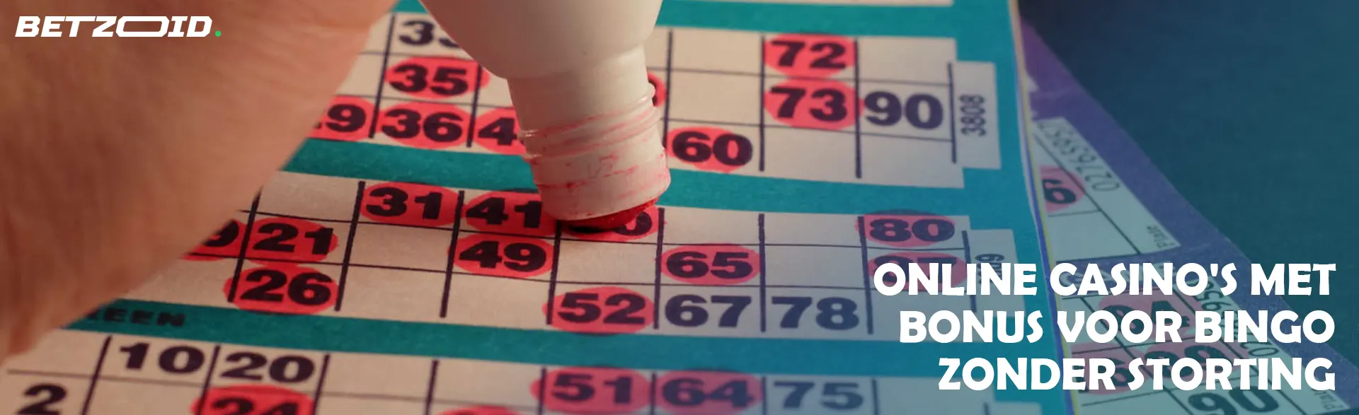 De speler markeert de getallen bij bingo.