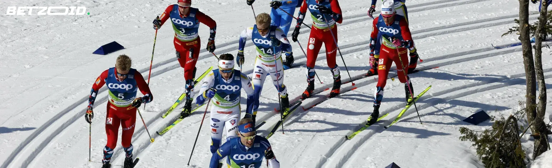 Skiløpere konkurrerer på en snøløype.