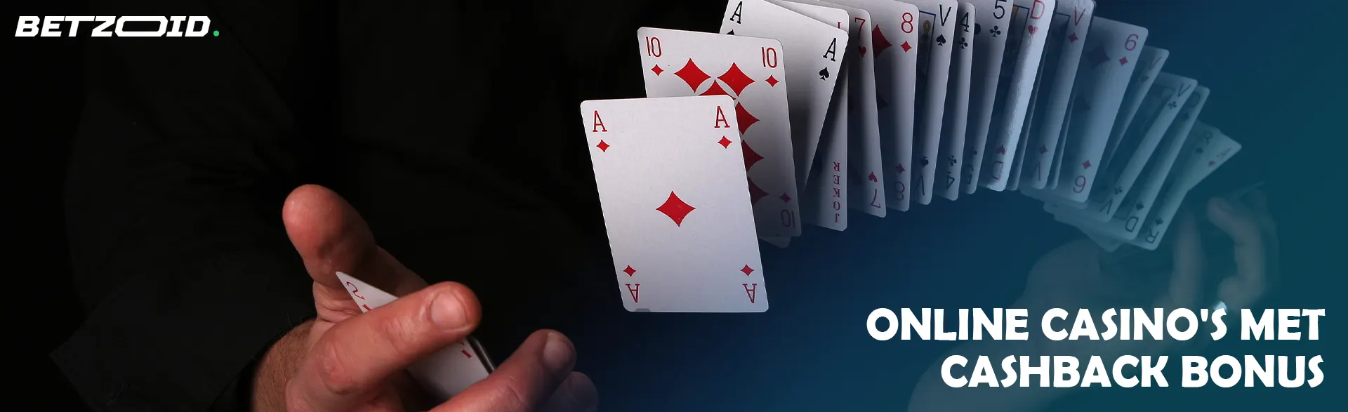 Een man schudt kaarten op een donkere achtergrond.