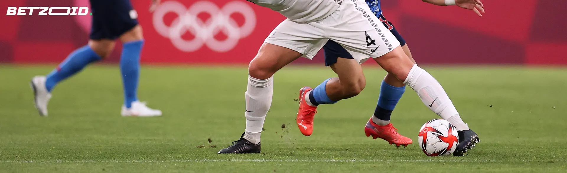 Voetballers vechten tijdens een wedstrijd om de bal.