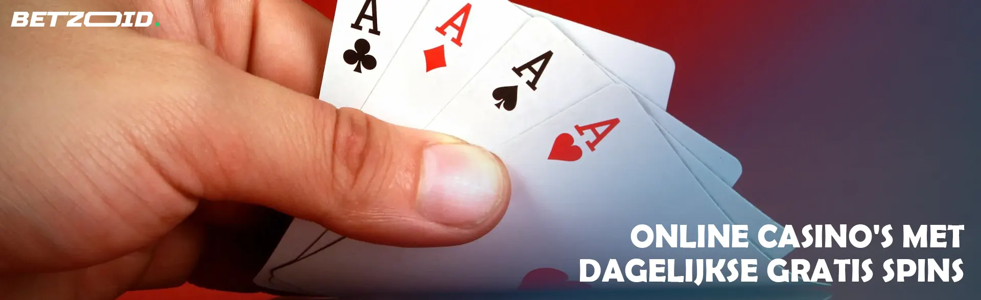 Een speler houdt kaarten vast op een rode achtergrond.