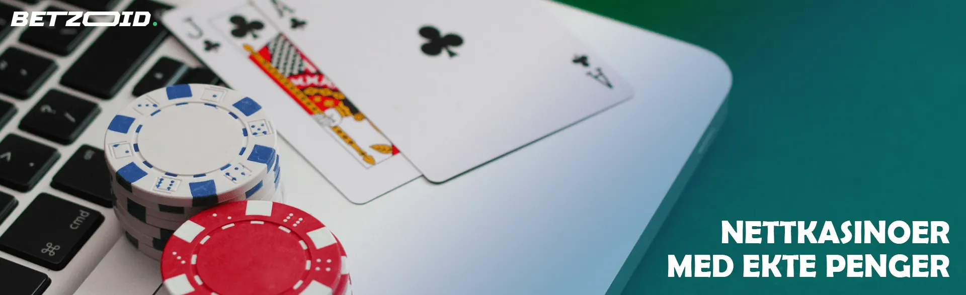 Kort og pokersjetonger på en bærbar PC.