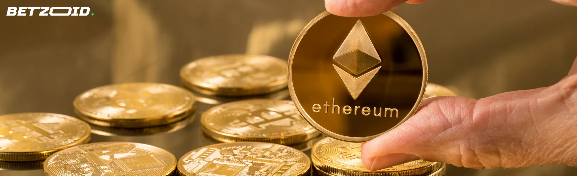 Hand hält Ethereum-Münze zwischen Bitcoins.