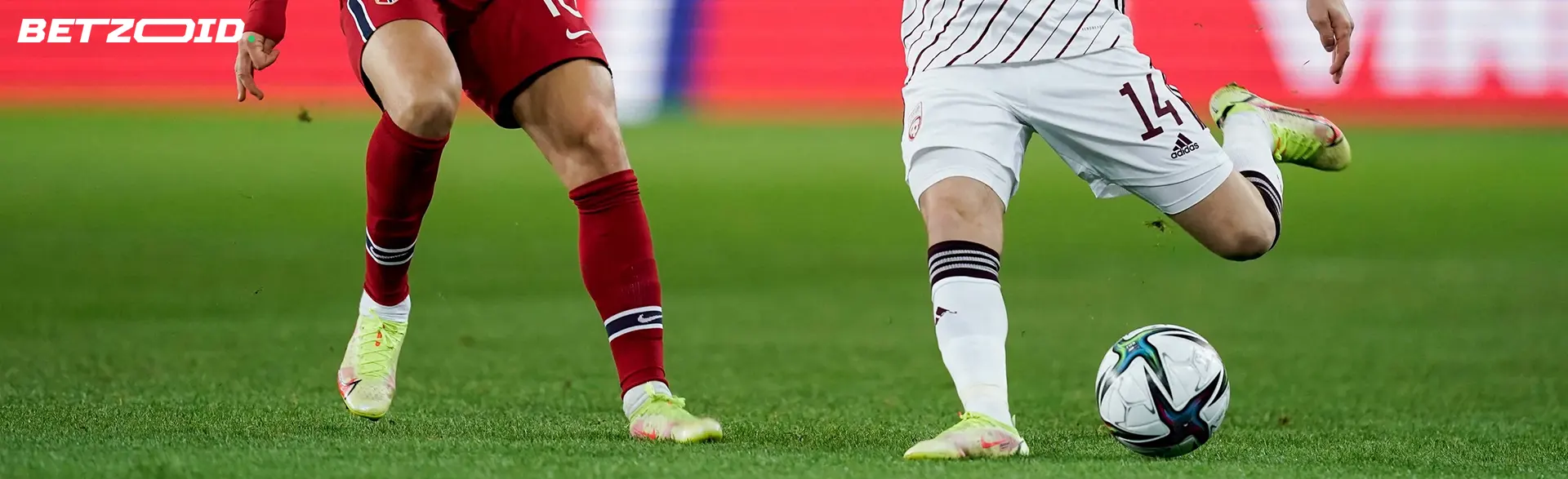 Fotballspillere kjemper om ballen under en kamp.
